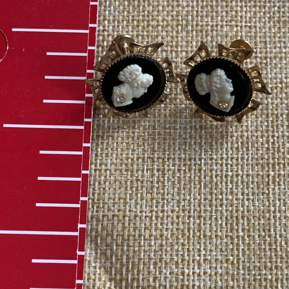 Elegant Gold and Black Cameo Earrings - Picture 5 of 8